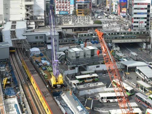 東側から見下ろした渋谷駅。写真左手前の東京メトロ銀座線と、ほぼ直交するJR埼京線および湘南新宿ラインの線路をそれぞれ切り替える。右上隅の宮益架道橋を渡っている手前の列車が湘南新宿ラインだ。2018年2月に撮影（撮影：日経コンストラクション）
