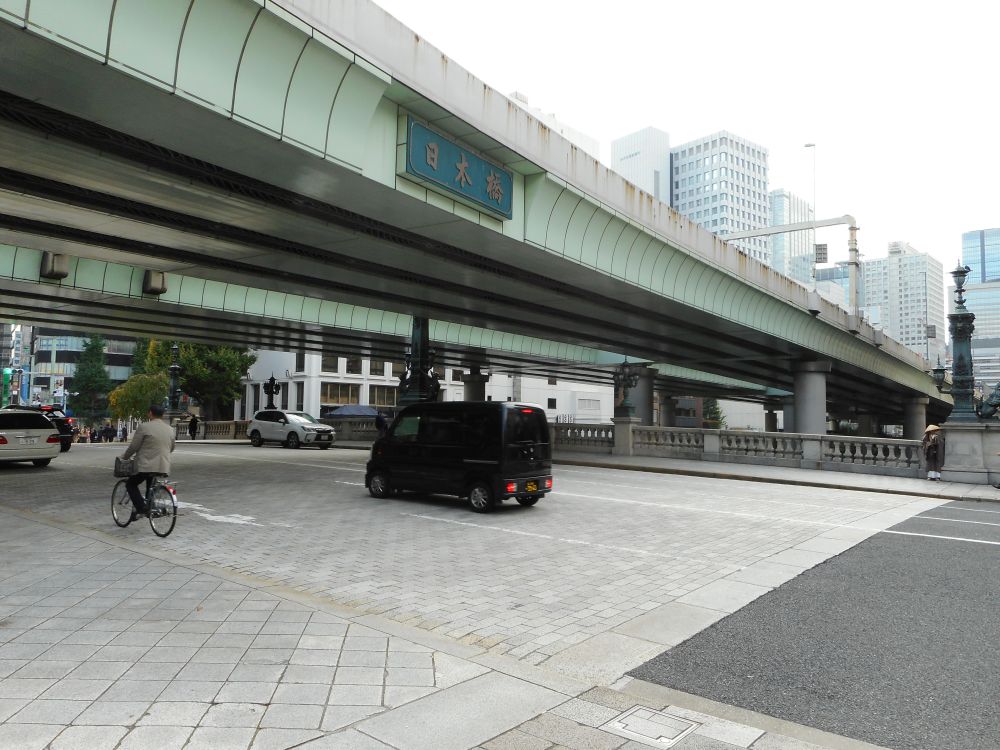 日本橋と上空を覆う首都高都心環状線。高架橋は東京五輪前年の1963年に建設された（写真：日経コンストラクション）