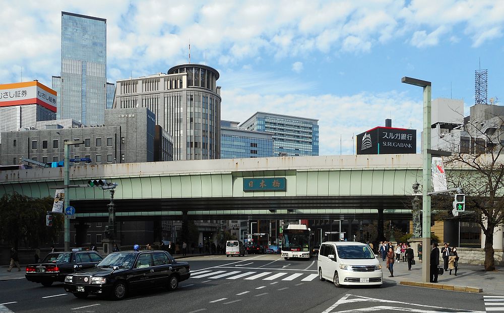日本橋の上空を覆う首都高都心環状線。撤去するのは早くても2030年となる見込み（写真：日経コンストラクション）