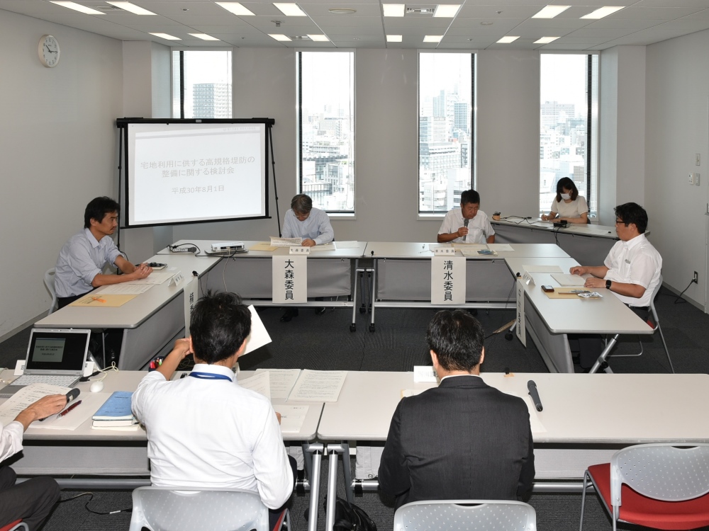 「宅地利用に供する高規格堤防の整備に関する検討会」の初会合の様子（写真：日経コンストラクション）