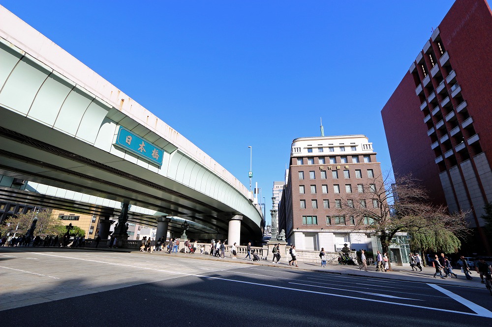 国の重要文化財である日本橋（東京都中央区）上空に首都高速道路が架かる。1964年東京五輪の開催に合わせて整備された首都高は老朽化が進んでいる。更新に伴い、日本橋周辺の区間を地下化する計画だ（写真：日経アーキテクチュア）
