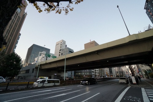 都心部で首都高速道路と接続する「KK線」の京橋JCT付近(写真:日経コンストラクション)