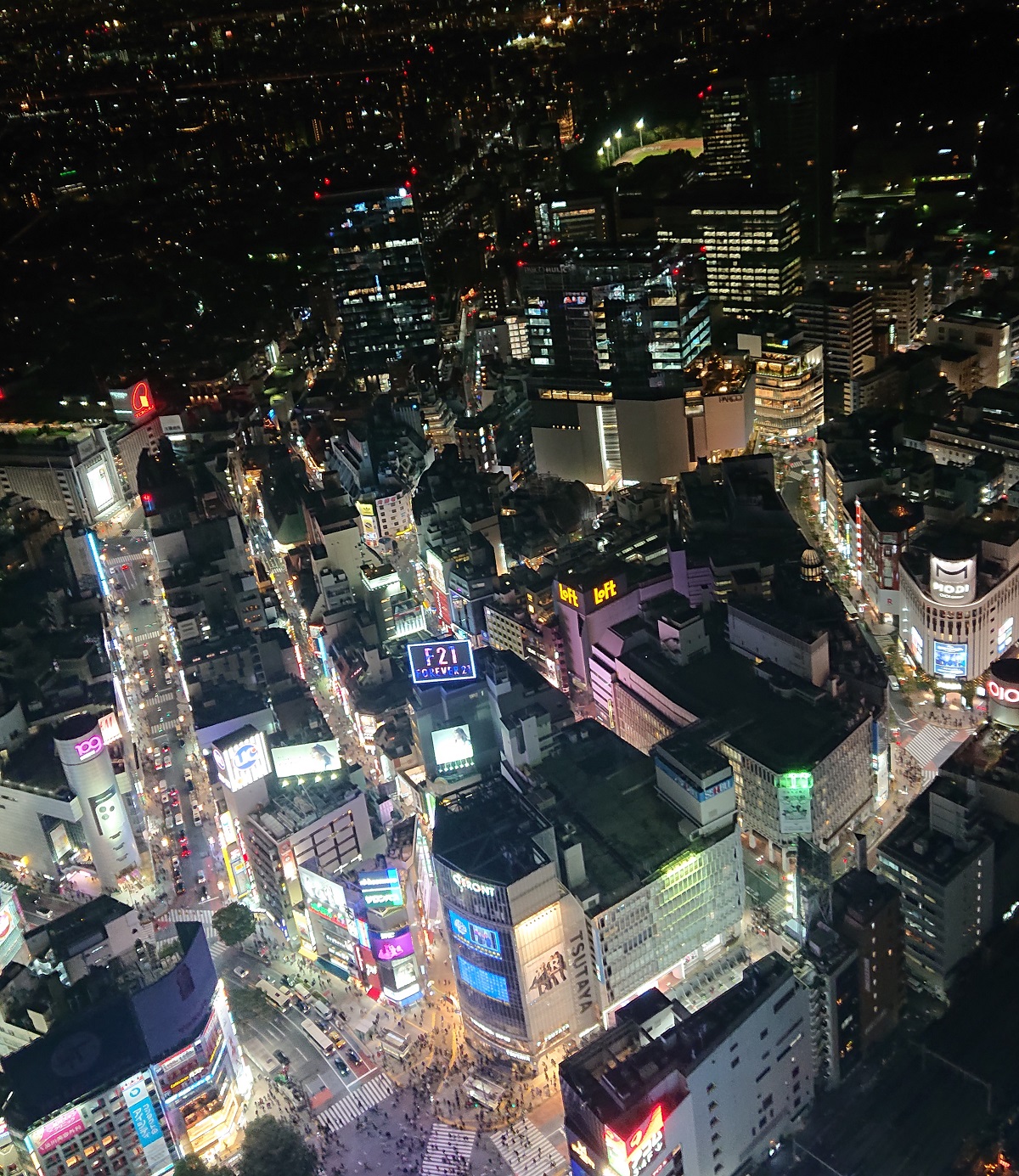 写真で見る夜の Shibuya Sky 渋谷交差点のネオンやサーチライトショーが目玉 日経クロステック Xtech