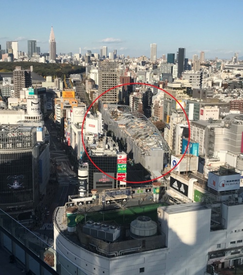 渋谷フクラスの屋上から見た、工事中のMIYASHITA PARK（赤色の丸）。19年12月初旬に撮影（写真：日経アーキテクチュア）