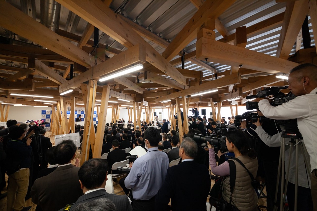 2020年1月29日、東京オリンピック・パラリンピック競技大会組織委員会は、選手村ビレッジプラザに木材を提供している自治体の首長などを招いて記念式典を開いた（写真：吉田 誠）