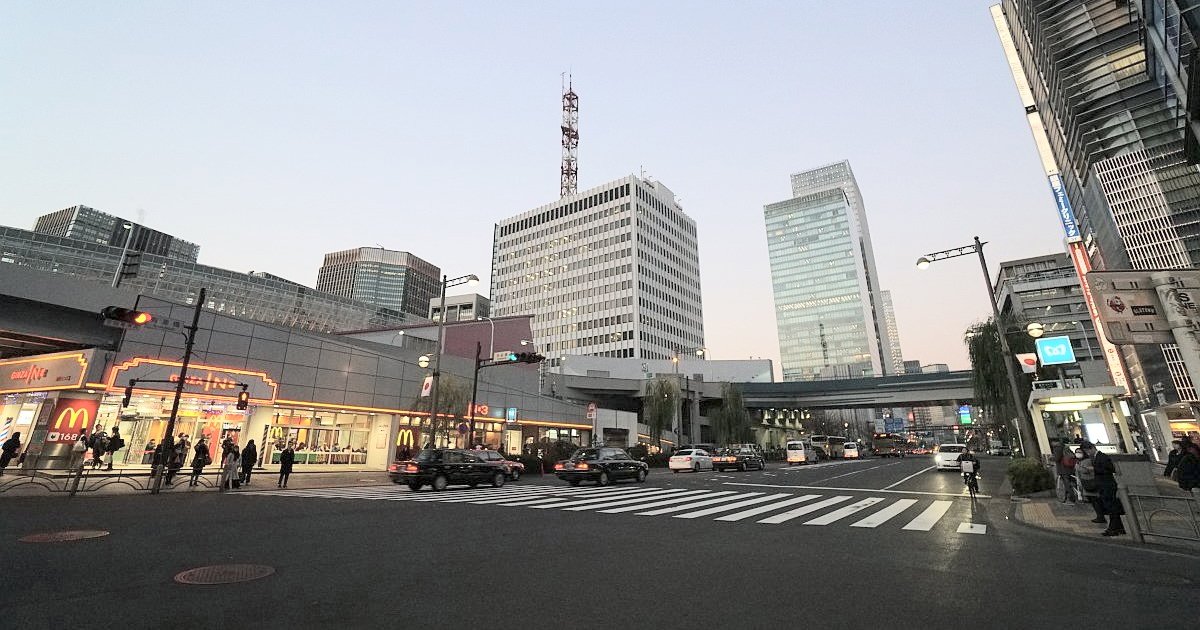 KK線の西銀座JCT付近。右に延びる高架橋は京橋JCTにつながる。2018年に撮影（写真：日経コンストラクション）
