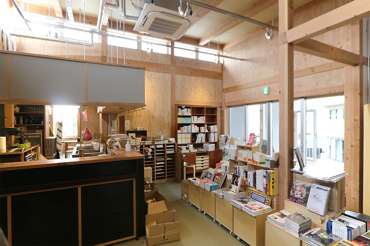 商業棟2階には、2012年から下北沢で営業してきた「本屋 B&B」（11）が移転・リニューアル（写真：日経アーキテクチュア）