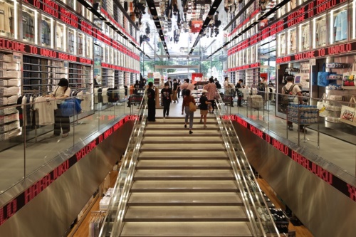 地下1階と地上1階のメゾネットで展開する「ユニクロ原宿店」(写真:安川 千秋)