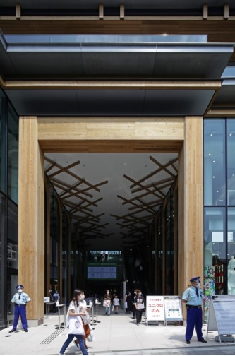 JR原宿駅に面したメインエントランス。杉を使った木のゲートは、鳥居を思わせる。パサージュの間柱及び天井には多摩産のスギ材を使用した(写真:安川 千秋)