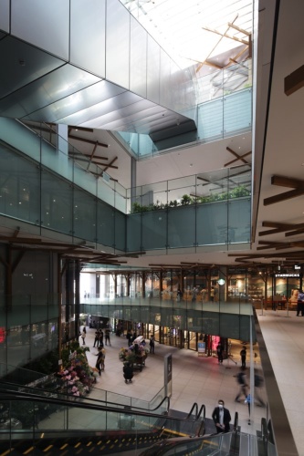 パサージュ。駅側のエントランスから入ると、上階からの光が差し込み、視界が空に抜けるようなつくりになっている(写真:安川 千秋)