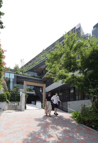 竹下通り側からウィズ原宿のパサージュへと続く小道。パサージュは午前7時半から午後11時半まで通行できる(写真:安川 千秋)