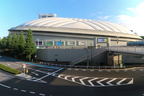 東京ドーム外観(撮影は対策発表日とは異なる)。低ライズケーブル補強空気膜構造を採用、四フッ化エチレン樹脂コーティングガラス繊維布(PTFE膜)を張っている。いわゆる「東京ドーム1個分」といわれる建築面積は4万6755m2、グラウンド面からのドームの高さは約61.7m、気積は約124万m3(写真:日経クロステック)