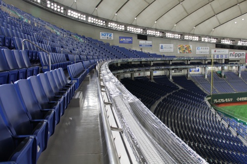 2階スタンドの観客からの飛沫が1階に落ちないよう、2階スタンド最前部に庇を設置する。視界を妨げない透過性のある素材を用い、7月27日までに設置する予定(画像は設置イメージ)(写真:東京ドーム)