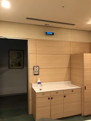 既に完了した対策として、紫外線殺菌照射装置を導入(写真上方の壁面が設置例)。選手ロッカー、監督・コーチ室などの選手エリアの他、パーティールーム全室などに合計68台を設置している(写真:東京ドーム)