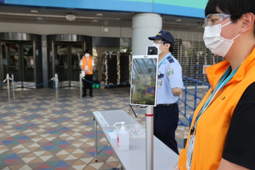 スタジアム利用時には、全ゲートでサーモグラフィーによる検温を実施する(写真:東京ドーム)