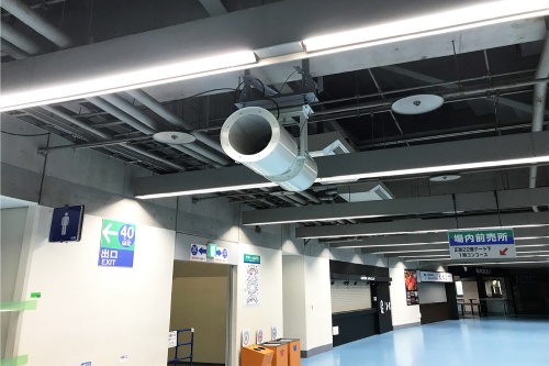 コンコースに、指向性が高く、かつ低騒音の搬送ファン(大型送風機)を設置する。写真は既に設置済みの4階の様子(写真:東京ドーム)