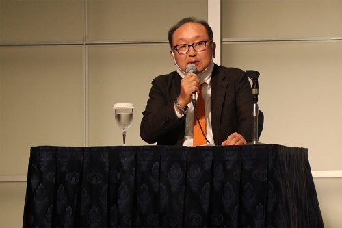 会見時の様子。読売巨人軍代表取締役社長の今村司氏(写真:日経クロステック)