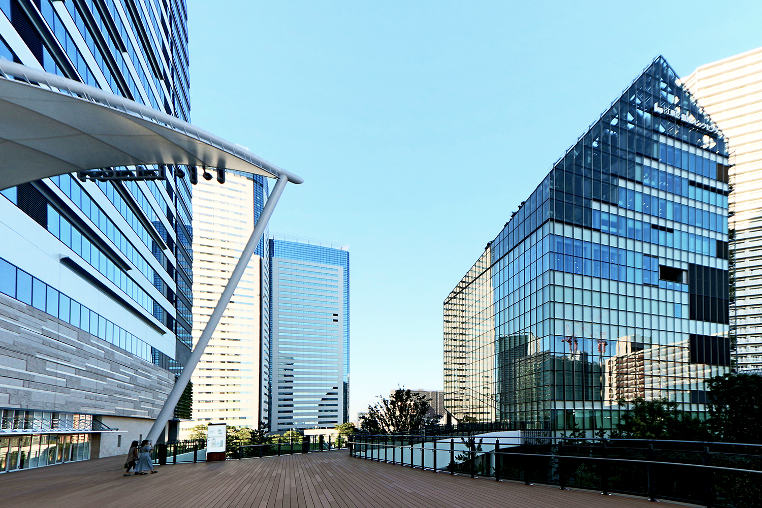 左手が豊洲ベイサイドクロスタワー。2015年竣工の豊洲シビックセンター（右手）、および東京臨海新交通臨海線（ゆりかもめ）豊洲駅の改札階と2階デッキで接続されている（写真：日経クロステック）