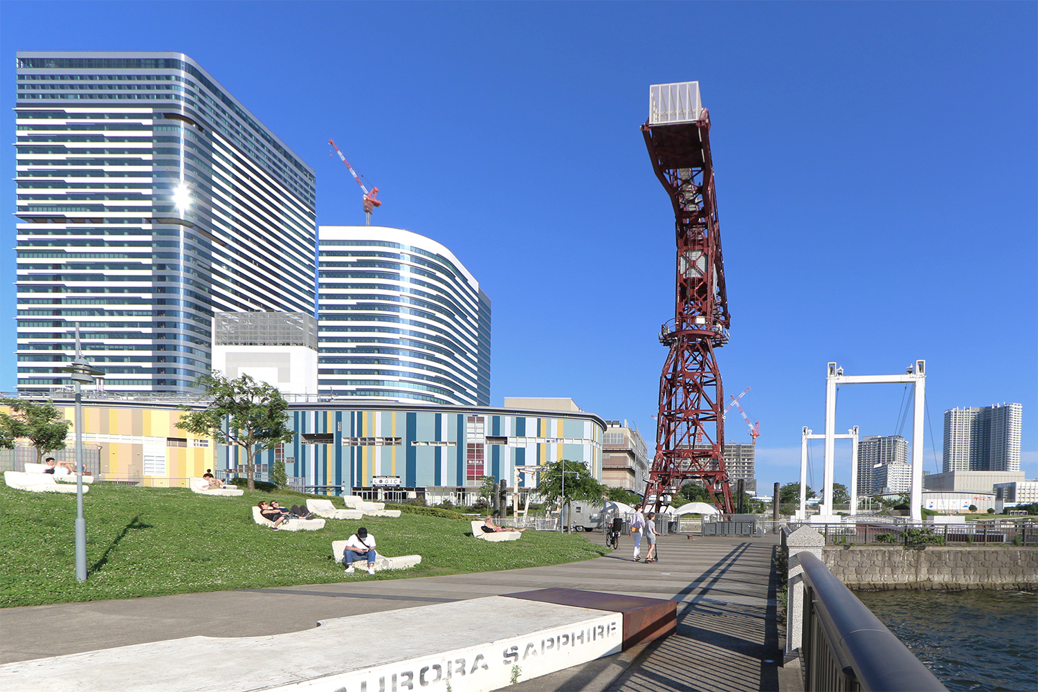 ららぽーと豊洲1越しに、地上36階建ての豊洲ベイサイドクロスタワー（左手前）を見る。奥で建設中の建物は地上24階建ての同街区B棟（写真：日経クロステック）
