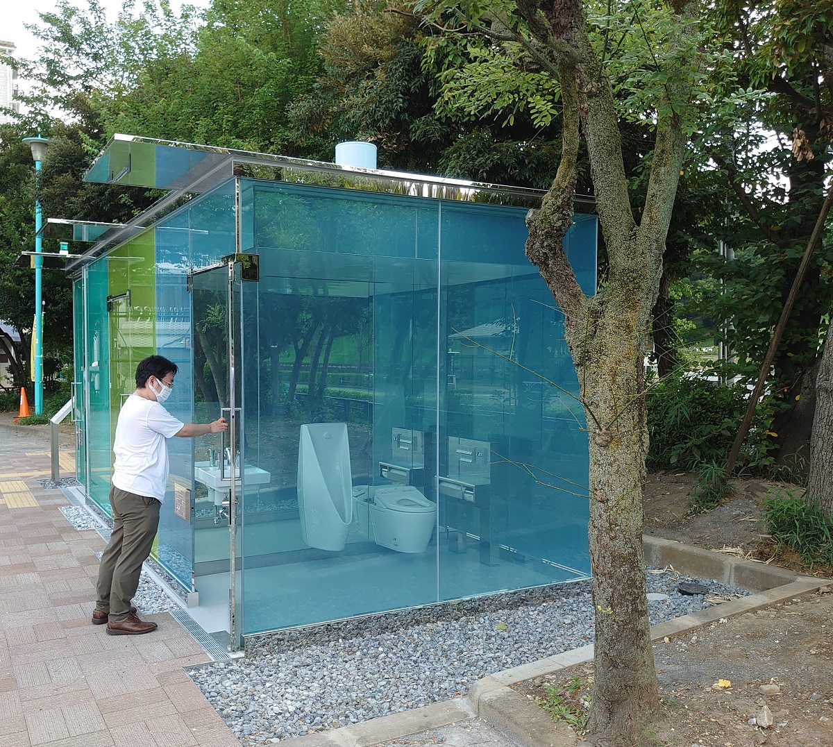 中が透けて見える、はるのおがわコミュニティパークトイレを記者が試してみた（写真：日経クロステック）
