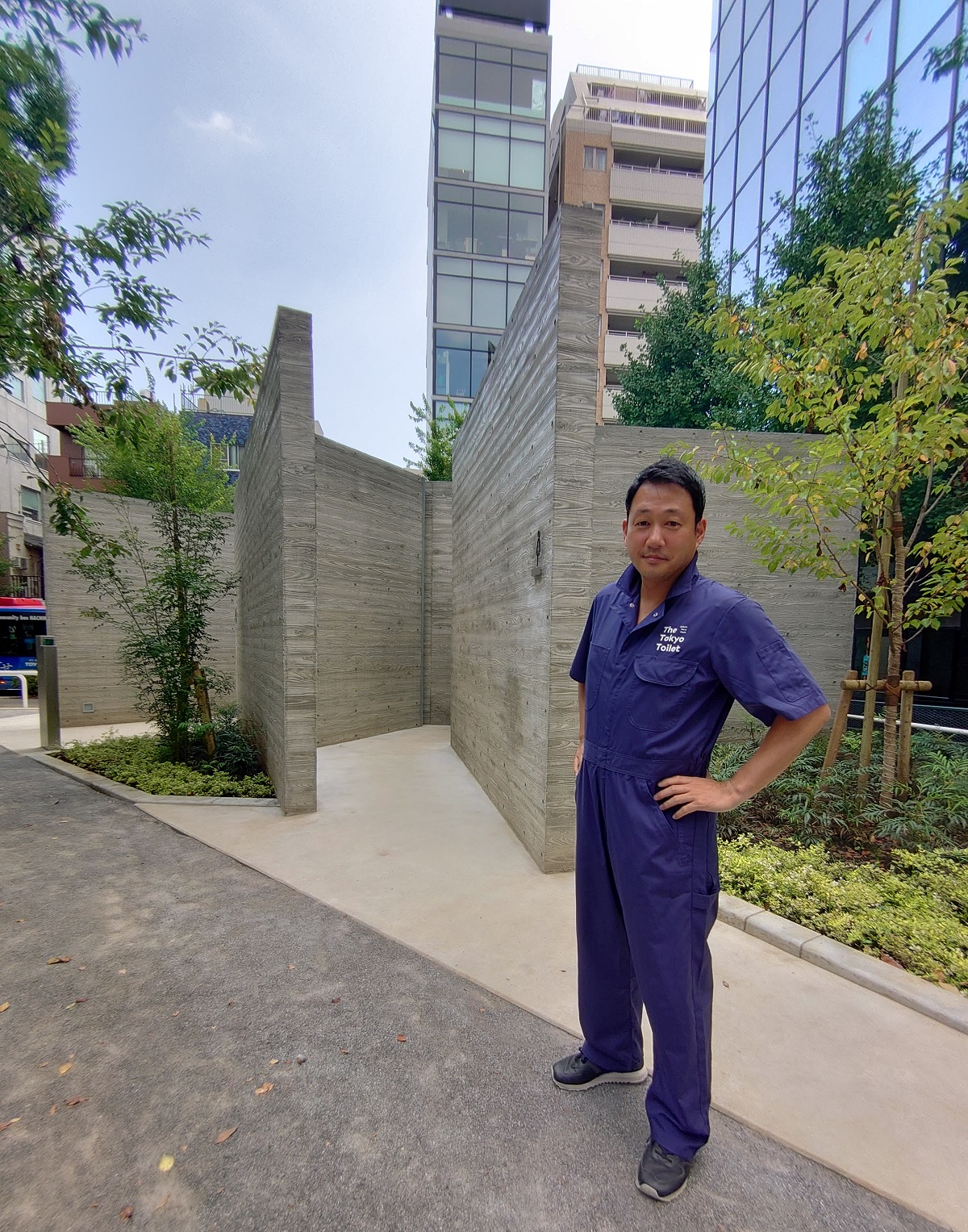 清掃担当者のユニホームも一新した。モチベーションが上がったという。制服デザインはNIGO氏が監修した（写真：日経クロステック）