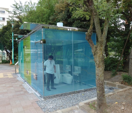 鍵を締める前は、中にいる記者の姿が外から見えている(写真:日経クロステック)