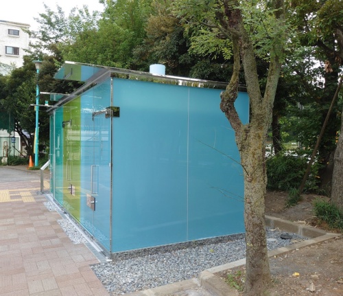 鍵を締めた途端、外壁のガラスが不透明になり、記者の姿が外から見えなくなった(写真:日経クロステック)