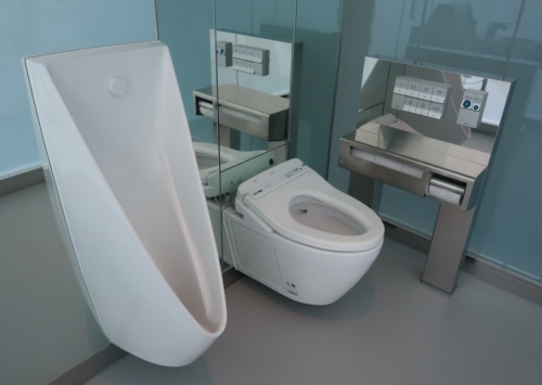 鍵を締めてガラスが不透明になった状態のトイレ内部の様子。外は見えなくなる(写真:日経クロステック)