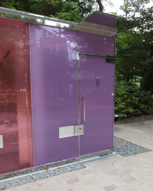 代々木深町小公園トイレも、同様のガラスの仕組みを採用している(写真:日経クロステック)