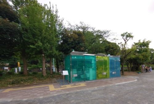 坂茂氏による「はるのおがわコミュニティパークトイレ」。内部が透けて見える(写真:日経クロステック)