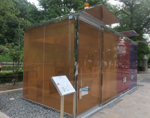 同じく坂氏による「代々木深町小公園トイレ」。こちらも内部が透けて見える。はるのおがわコミュニティパークトイレから徒歩3分ほどの場所にある(写真:日経クロステック)