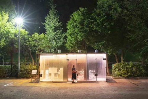 夜はライトアップされる、代々木深町小公園トイレ。明かりを付けて、地域の防犯にも貢献(写真:日本財団)