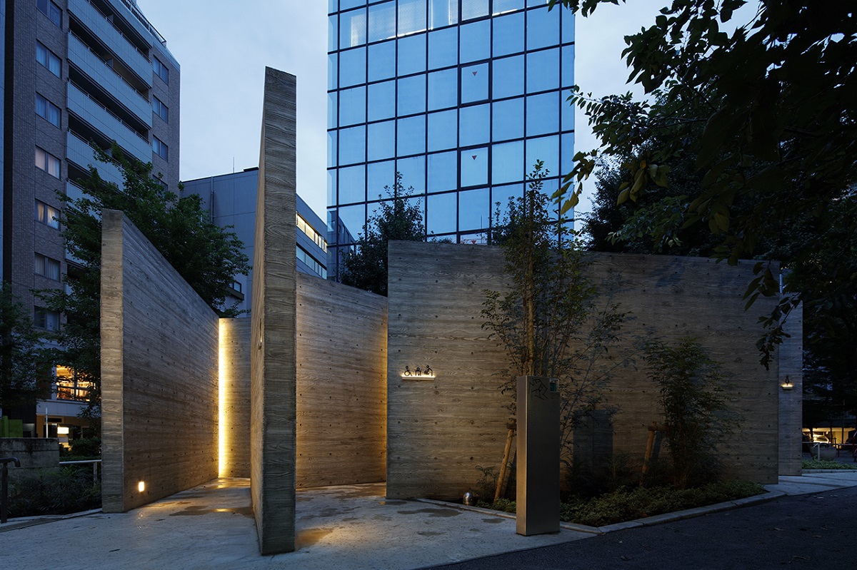 夜の恵比寿公園トイレ（写真：Kozo Takayama）