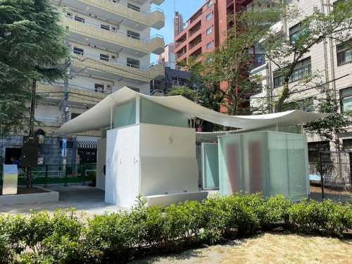 槇文彦氏による「恵比寿東公園トイレ」。休憩もできる公園内のパビリオンを目指した(写真:日本財団)