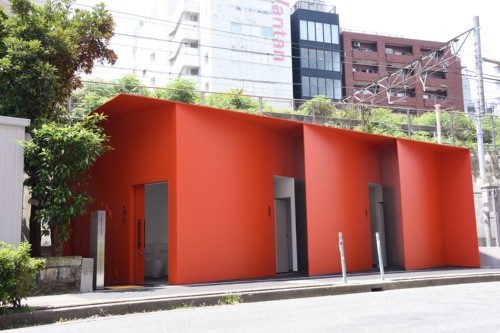 プロダクトデザイナーの田村奈穂氏が手掛けた「東三丁目公衆トイレ」。敷地は三角形で、道路に面し、背後に線路があるという特殊な立地だ(写真:日本財団)