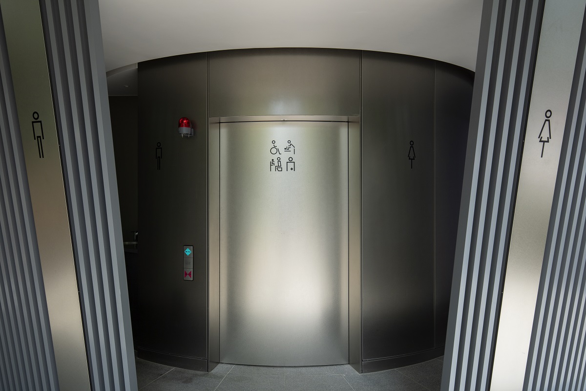 正面のトイレは多目的トイレにした（写真：日本財団）