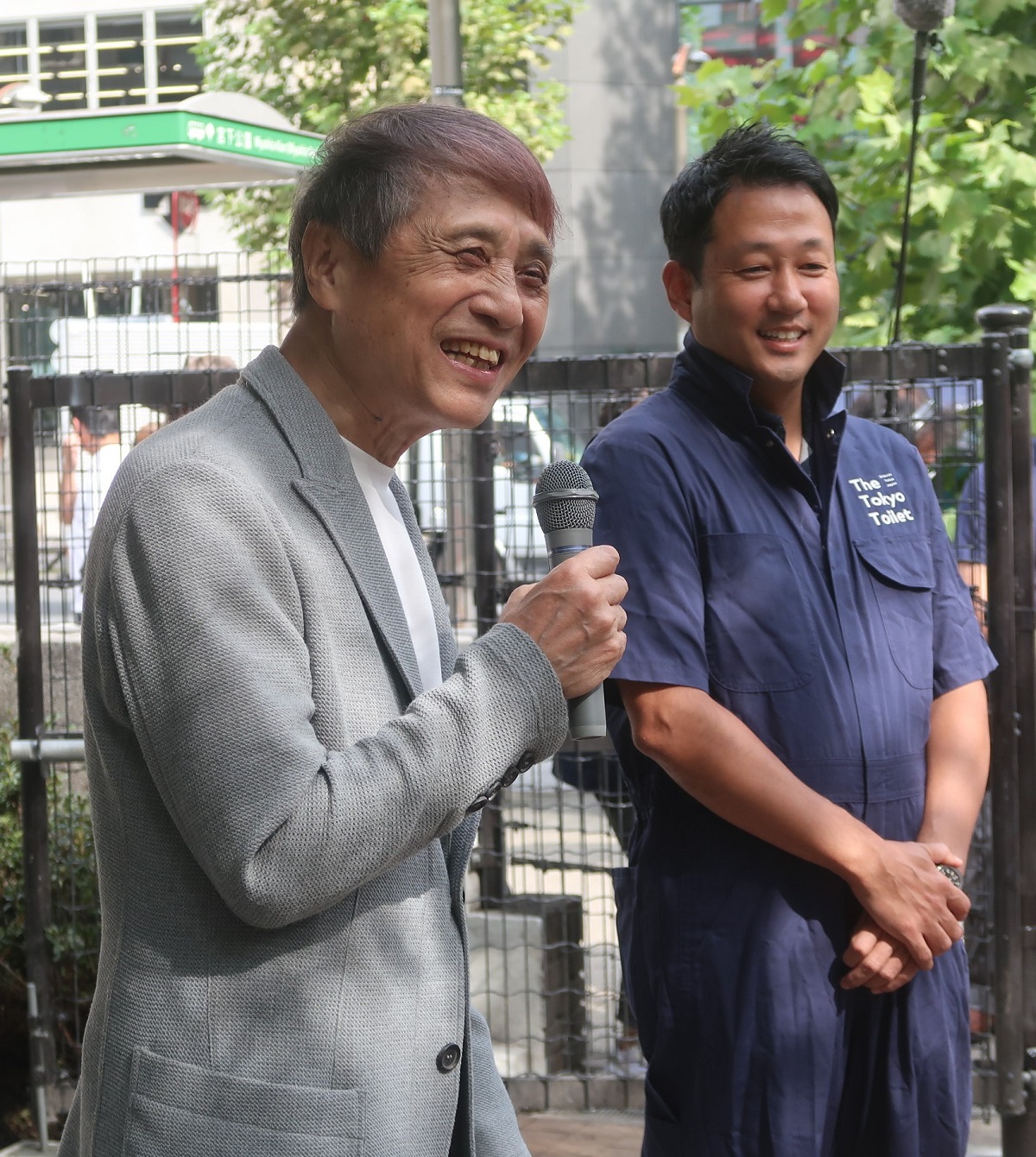 笑顔で会見する安藤氏（写真：日経クロステック）