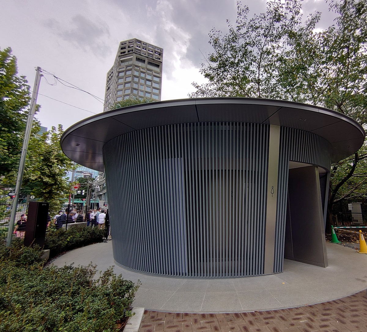 トイレの裏口。奥に見える高層ビルは、MIYASHITA PARKの北側にできたホテル「sequence」（写真：日経クロステック）