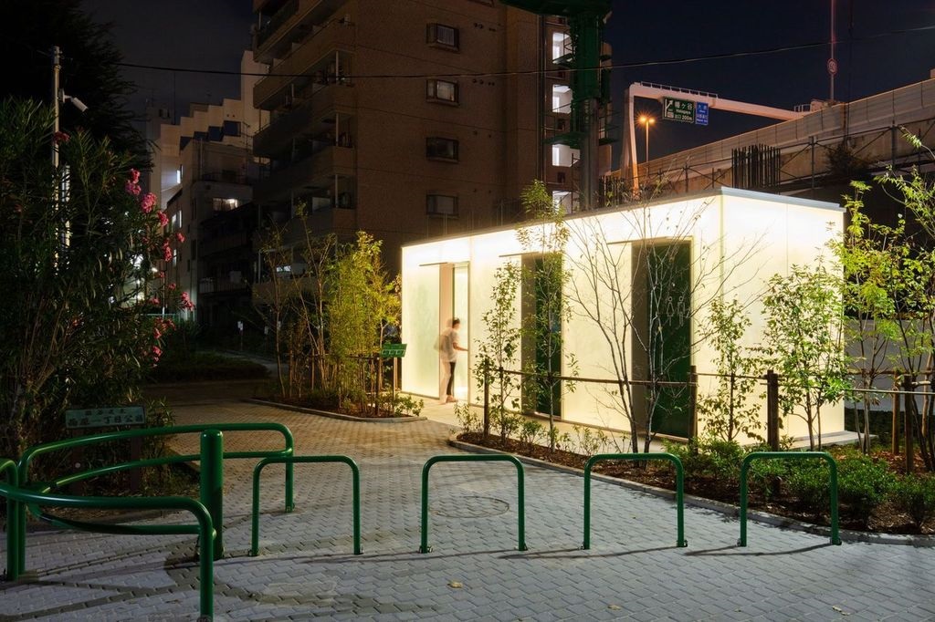 夜はトイレがライトアップされ、防犯にも貢献する（写真：日本財団）