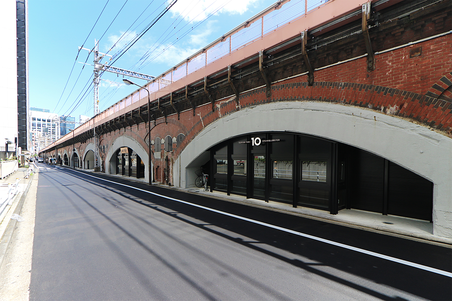 「日比谷OKUROJI」が入る高架橋の外観を新橋駅側から見る（写真：日経クロステック）