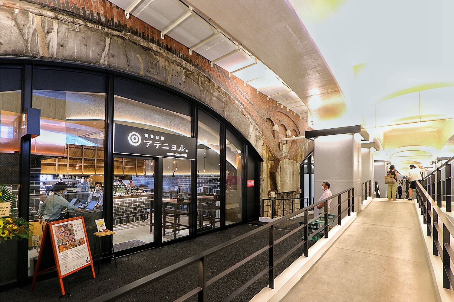 新橋側の出入り口を入った一画から、店舗のファサードを見る。煉瓦アーチの高架橋の部分では、アーチのスパンごとにテナントスペースを割り当てた（写真：日経クロステック）