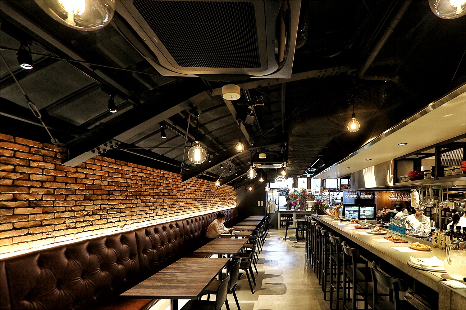 「COOK BARN TOKYO」。店内から日比谷側（道路側）を見る（写真：日経クロステック）