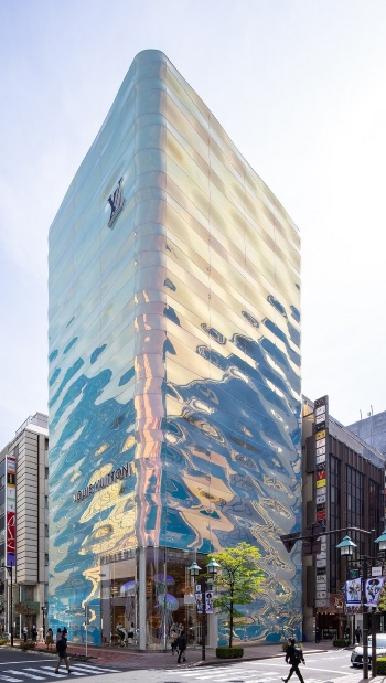 東京・銀座に新装オープンした店舗「LOUIS VUITTON GINZA NAMIKI(ルイ・ヴィトン銀座並木通り店)」。ガラスのファサードが輝き、ひときわ目立つ(写真:北山 宏一)