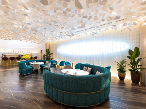 店舗に併設したカフェ「LE CAFE V(ル・カフェ・ヴィー)」(写真:北山 宏一)