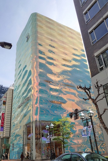 波打つガラスのファサードは、青やオレンジに見える(写真:日経クロステック)