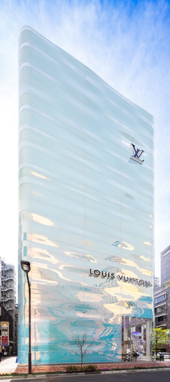 眺める角度や光の加減で、ファサードの色が違って見える(写真:北山 宏一)