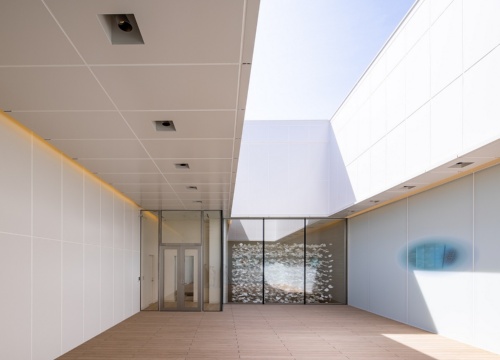 店舗の屋上。青空が見える(写真:北山 宏一)