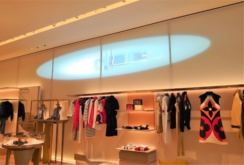 楕円形の窓のようなところから、うっすらと外が見える(写真:日経クロステック)