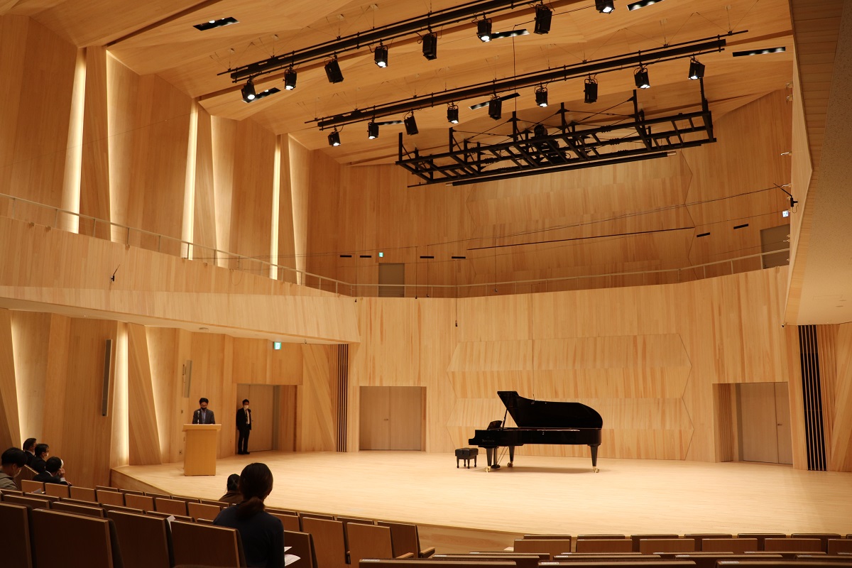 世界初となるclt現しの音楽ホールが完成 隈研吾氏デザインで楽器をイメージ 日経クロステック Xtech