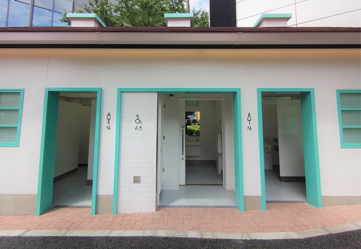 建物の名称は「THE HOUSE」。白い壁に茶色の屋根を架けた、一軒家のようなトイレだ。ミントグリーンに染めた出入り口の扉や窓枠がアクセントになっている（写真：日経クロステック）
